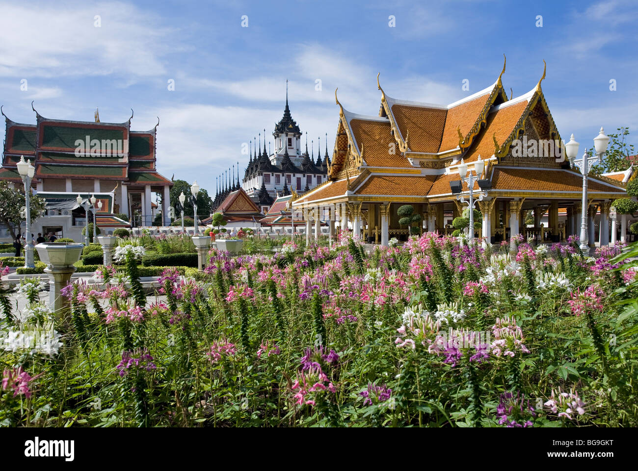 De gauche à droite : Wat Ratchanaddaram,Loha Prasat,Maha Chesdabodin pavilion. Parc de Rama. Bangkok. Thaïlande Banque D'Images