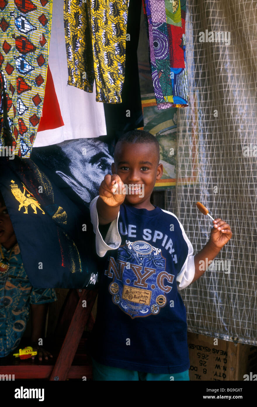 1, un garçon, martiniquais, marché artisanal, le contact oculaire, vue de face, portrait, Place de la Savane, Fort-de-France, Martinique, French West Indies, France Banque D'Images