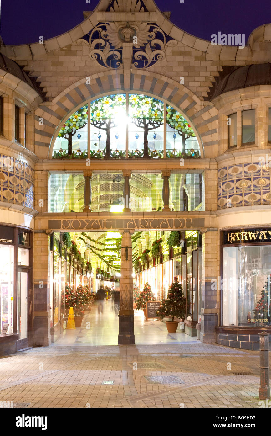 Achats de Noël à la Royal Arcade à Norwich Banque D'Images