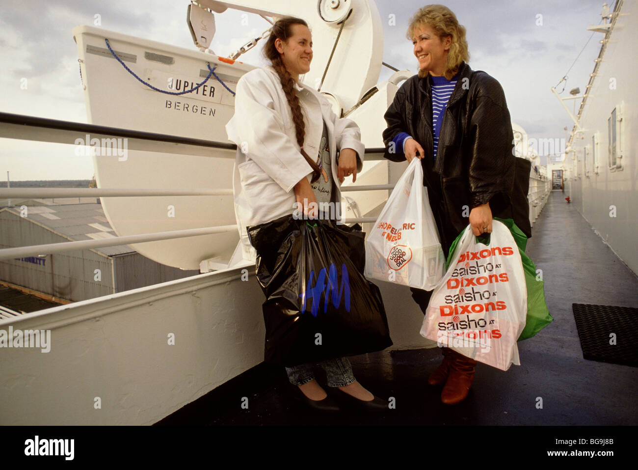Les quais, Shoppers à Hull en Angleterre, de retour de shopping de Scandinavie Banque D'Images