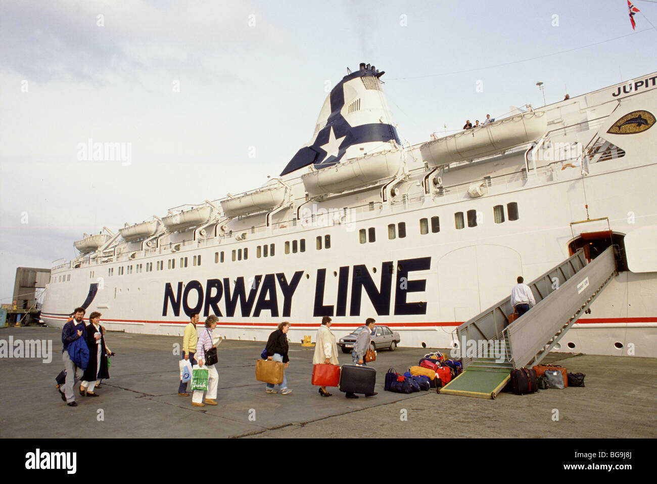 Les quais, Shoppers à Hull en Angleterre, embarquement à bord d'un ferry pour aller faire du shopping dans la Scandinavie Banque D'Images