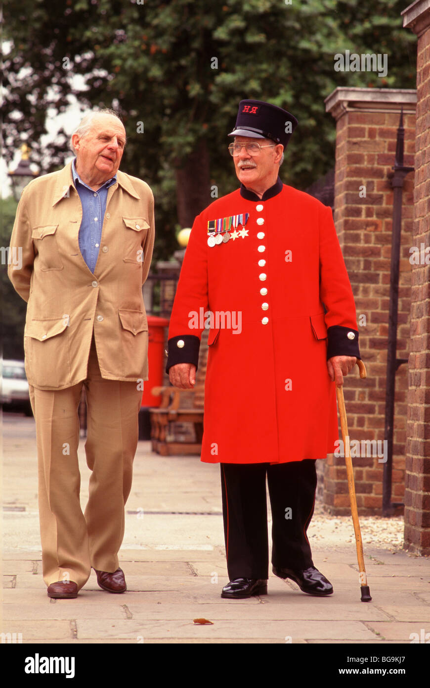 Au Royal Chelsea Hospital - un pensionné Chelsea portant son redcoat et médailles Banque D'Images