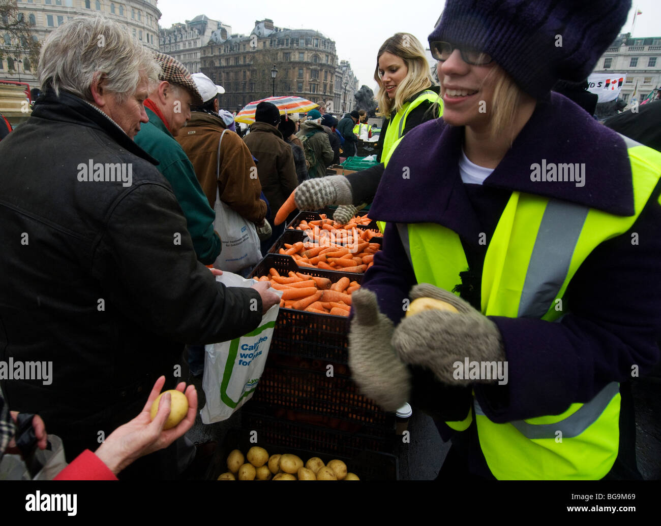 Nourrir les cinq mille - action pour sélectionner la quantité de nourriture gaspillée chaque jour Banque D'Images