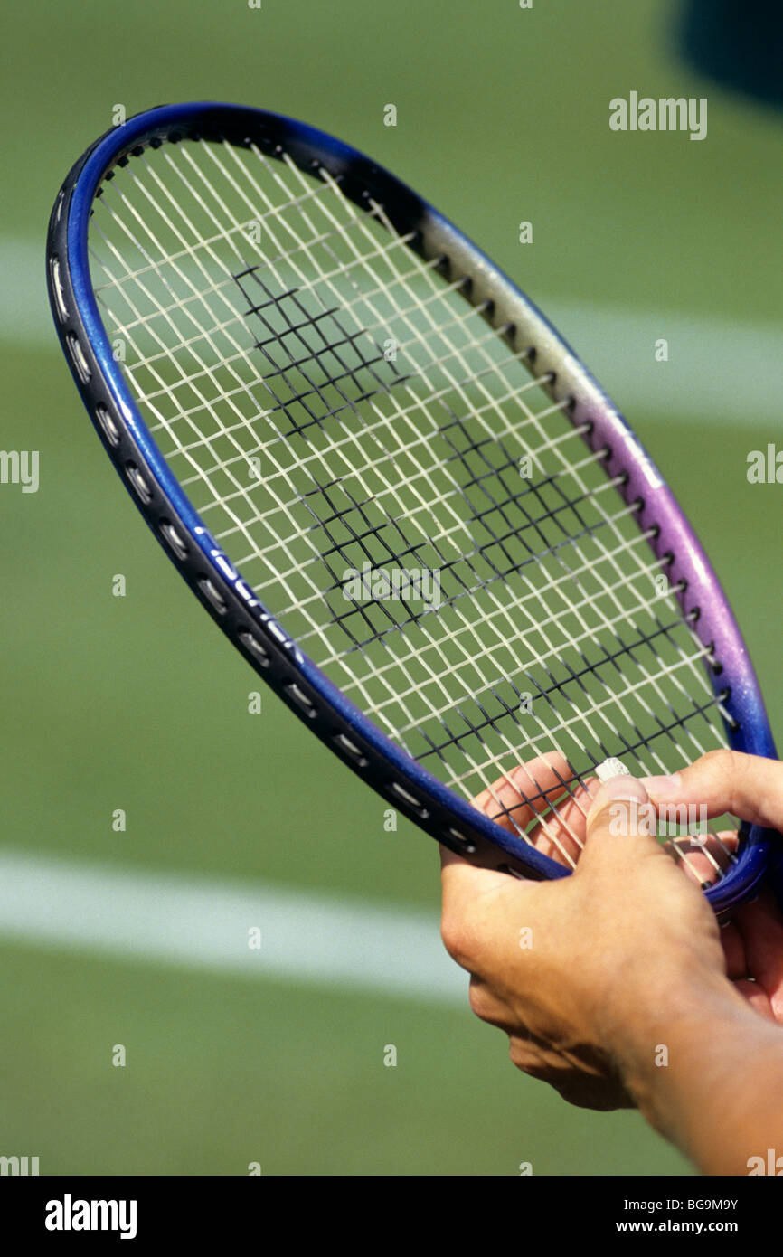 Tennis player adjusting strings tennis Banque de photographies et d'images  à haute résolution - Alamy