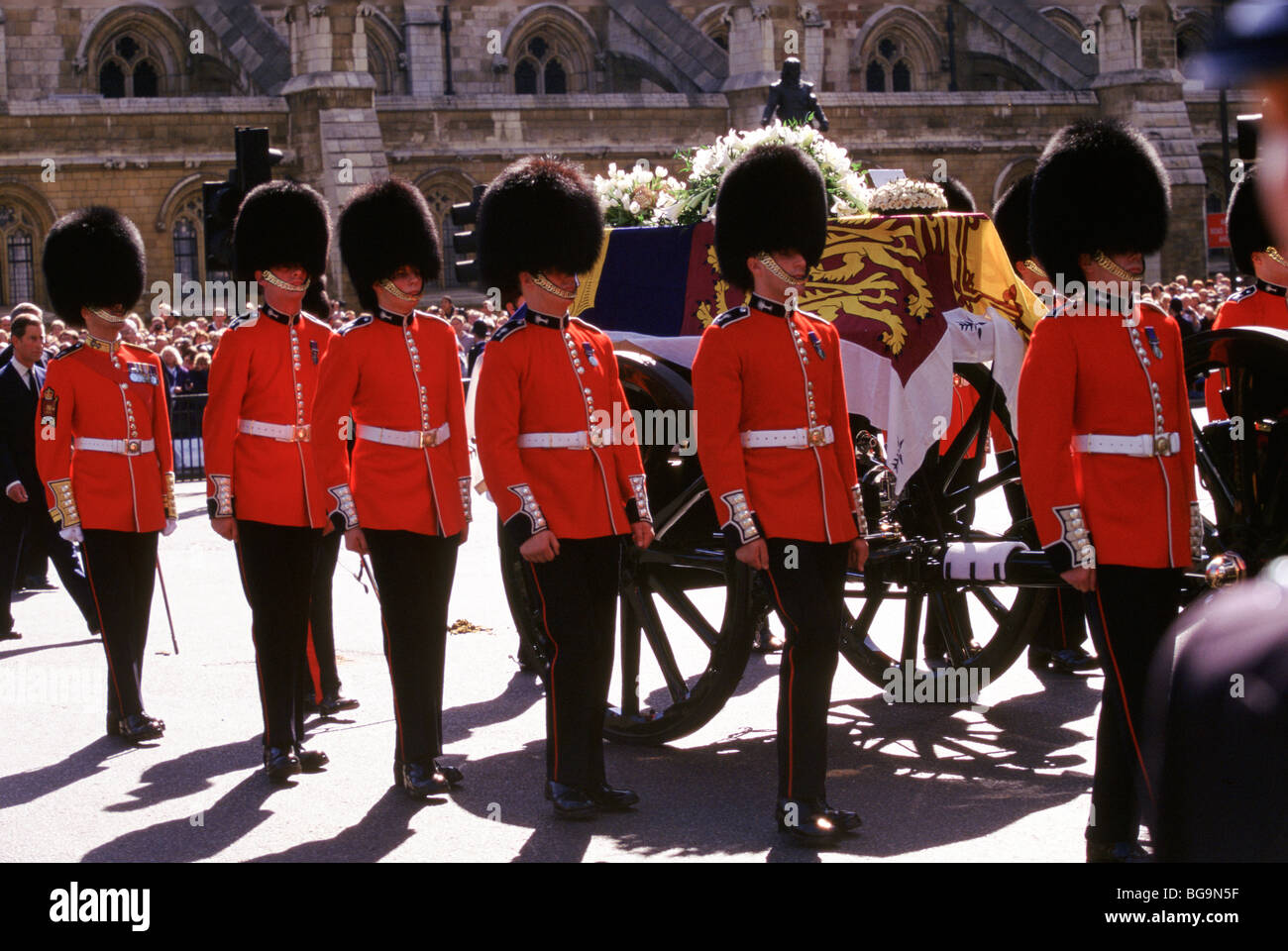 Un affût de canon porte le cercueil de la princesse Diana de Galles à ses funérailles Banque D'Images