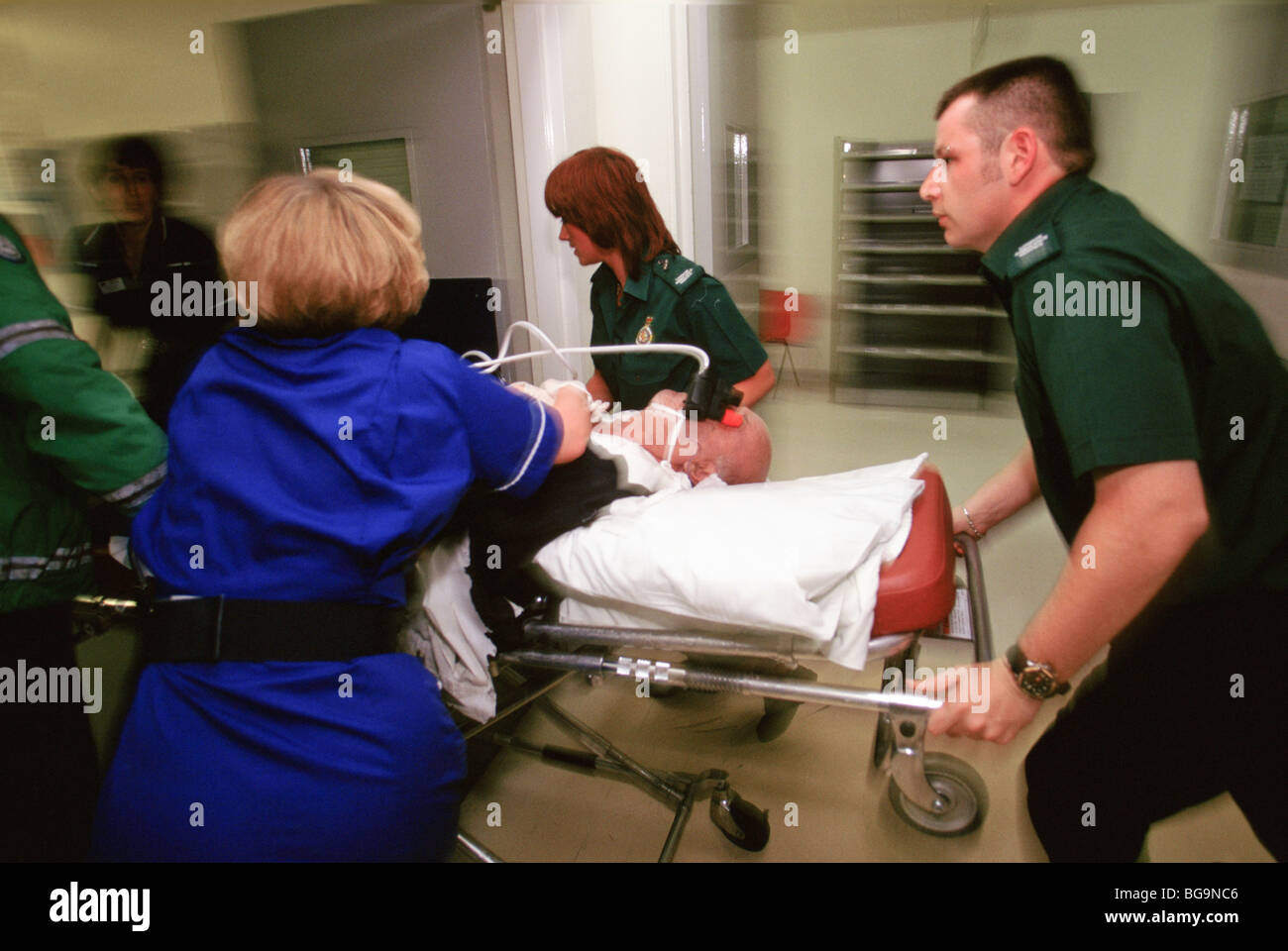 Équipe d'ambulanciers apportent un nouveau patient à l'A&E Ward dans un hôpital du NHS, Londres Banque D'Images