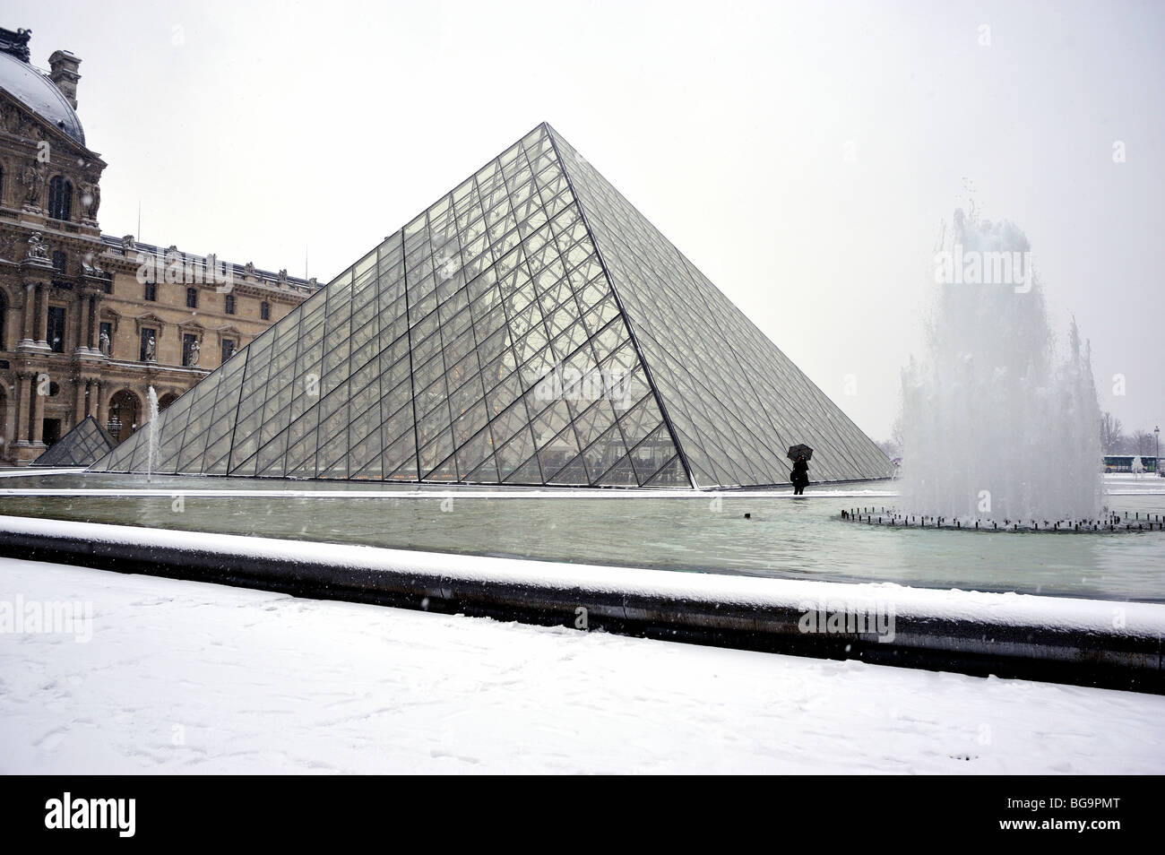 Paris, France, tempête de neige hivernale, Pyramide au Musée du Louvre. (Architecte de crédit obligatoire : I.M. PEI) Fontaine d'eau seule Banque D'Images