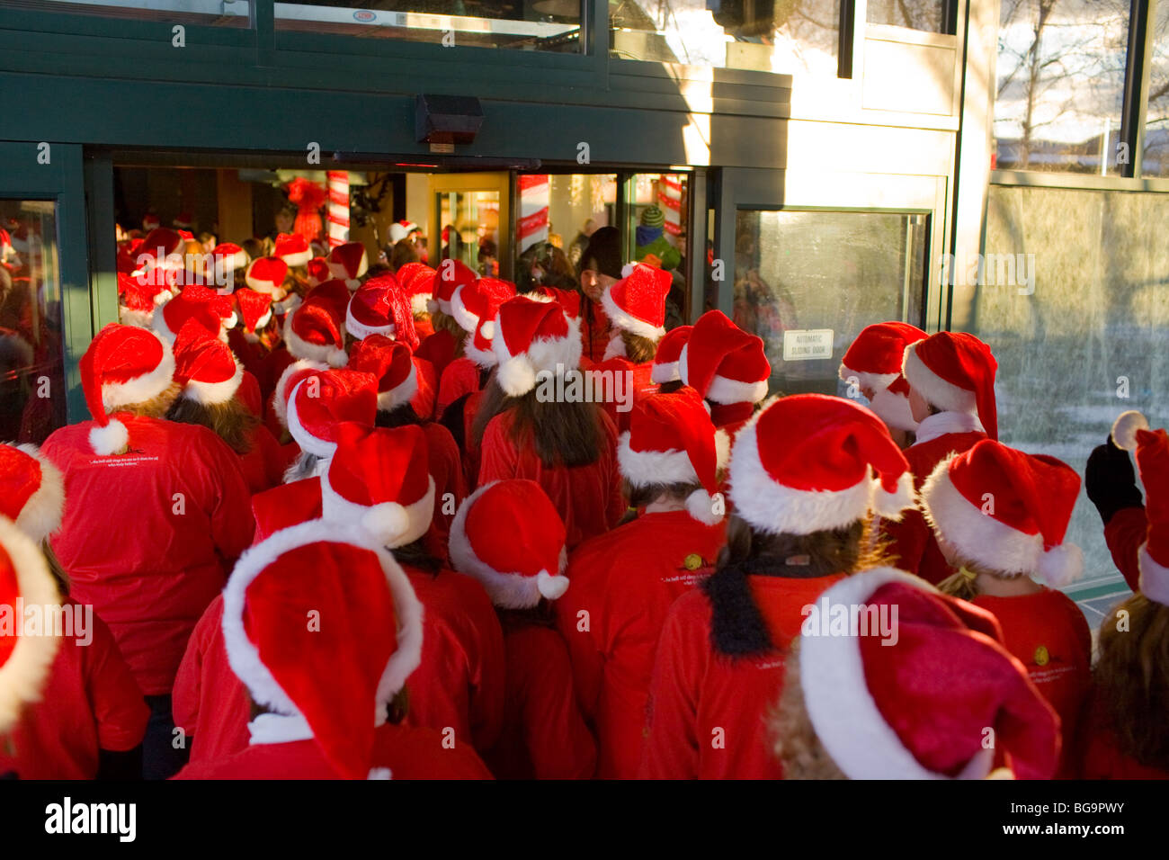 Les lutins du Père Noël saluer les enfants, Polar Express train et l'heure du conte, Burlington, Vermont Banque D'Images