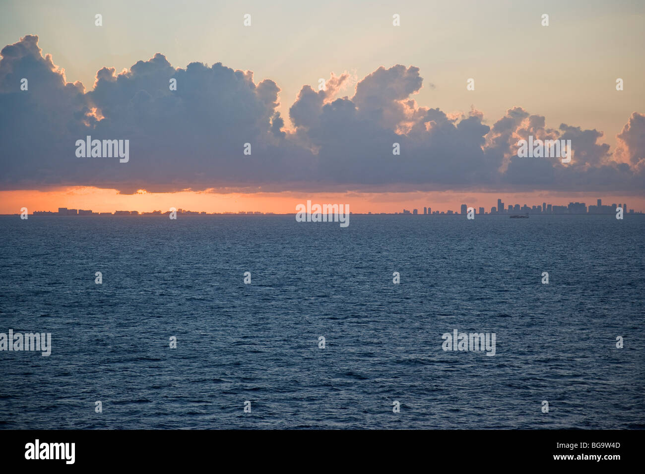 Au coucher du soleil d'horizon de Miami, Floride, USA Banque D'Images