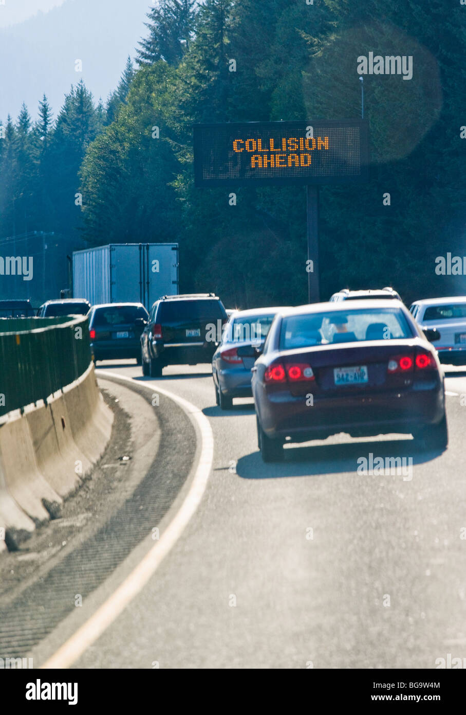 Un embouteillage sur l'autoroute 90 dans le centre de Cascades de l'État de Washington, USA. Banque D'Images