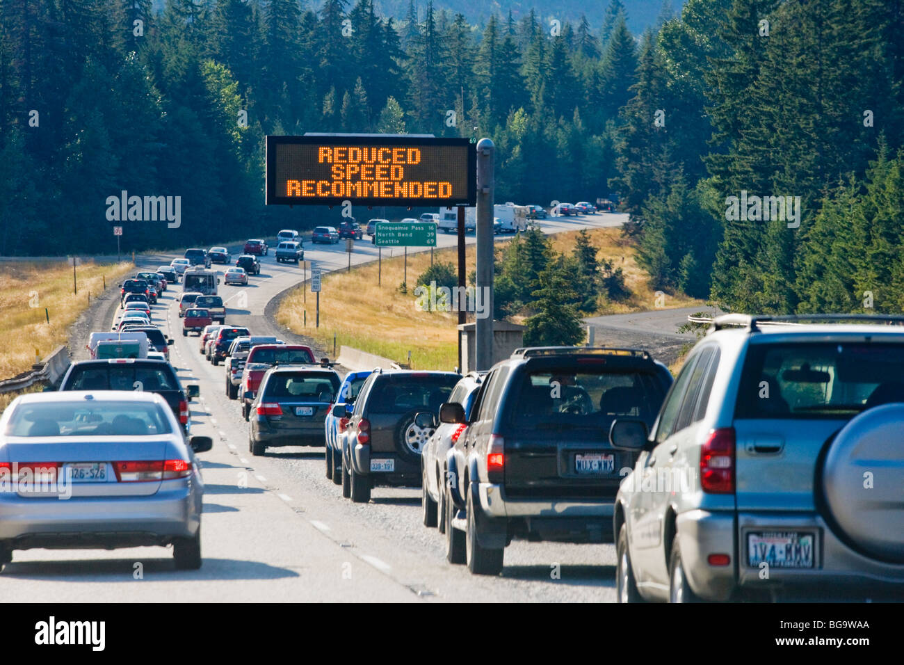 Un embouteillage sur l'autoroute 90 dans le centre de Cascades de l'État de Washington, USA. Banque D'Images