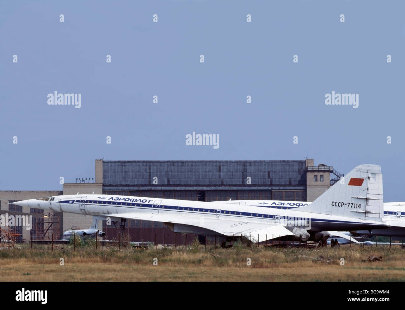 En sommeil Tu-144D, le premier avion de ligne supersonique à voler, à l'extérieur un cintre à l'aérodrome de Joukovski, près de Moscou, Russie Banque D'Images