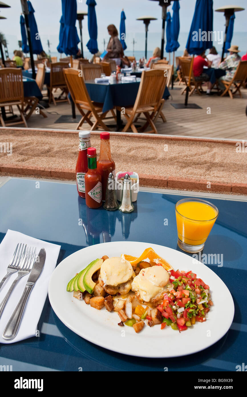 Les oeufs pochés, des beignets de crabe, le chipotle sauce hollandaise, pommes de terre, d'une terrasse extérieure, d'un hangar à bateaux à Hendry's Beach, Californie Banque D'Images
