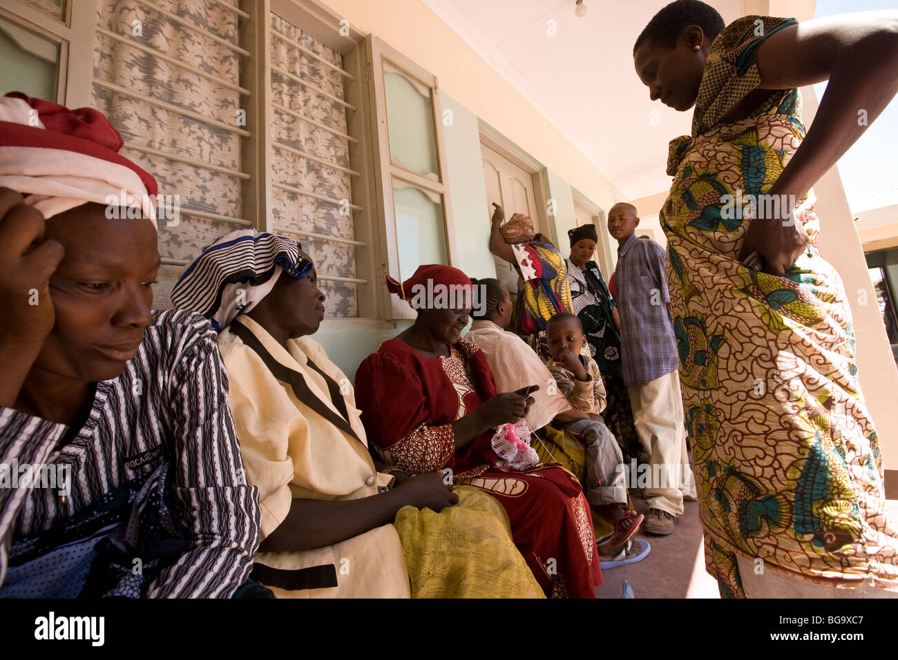 Les femmes et les hommes attendent d'être testés pour le VIH dans une clinique financée par le Fonds mondial et le PEPFAR Mererani, la Tanzanie, l'Afrique de l'Est. Banque D'Images