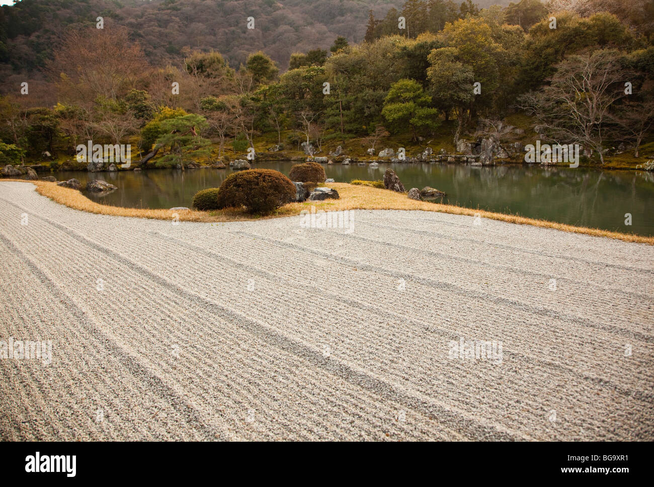 Rock Garden et Sogen l étang à Tenryu-ji dans le quartier d'Arashiyama, Kyoto, Japon Banque D'Images