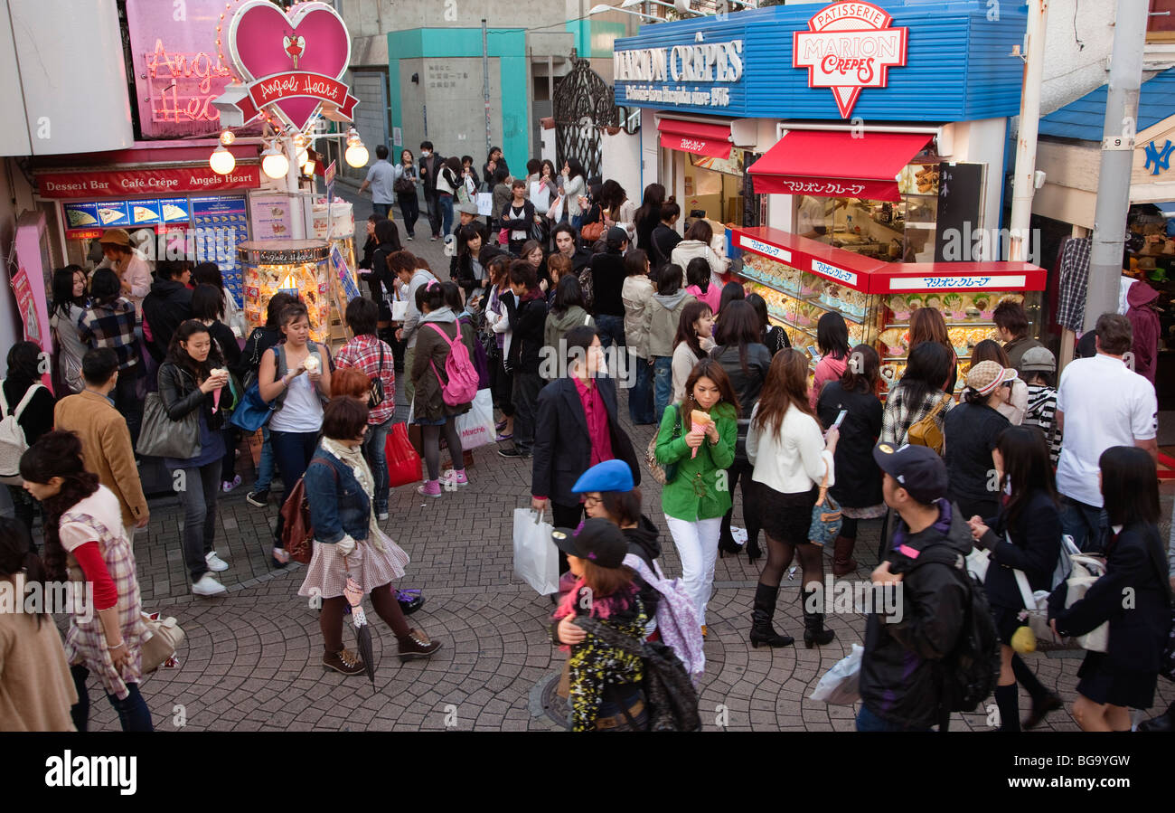 Deux stands de crêpe à côté des autres à Takeshita-dori, Harajuku, Tokyo, Japon Banque D'Images
