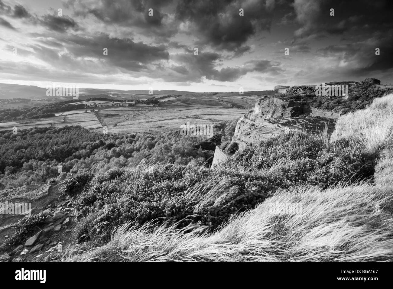 Millstone Edge sur Hathersage Moor, près du village de Hathersage dans le parc national de Peak District, Derbyshire, Angleterre, Royaume-Uni. Banque D'Images