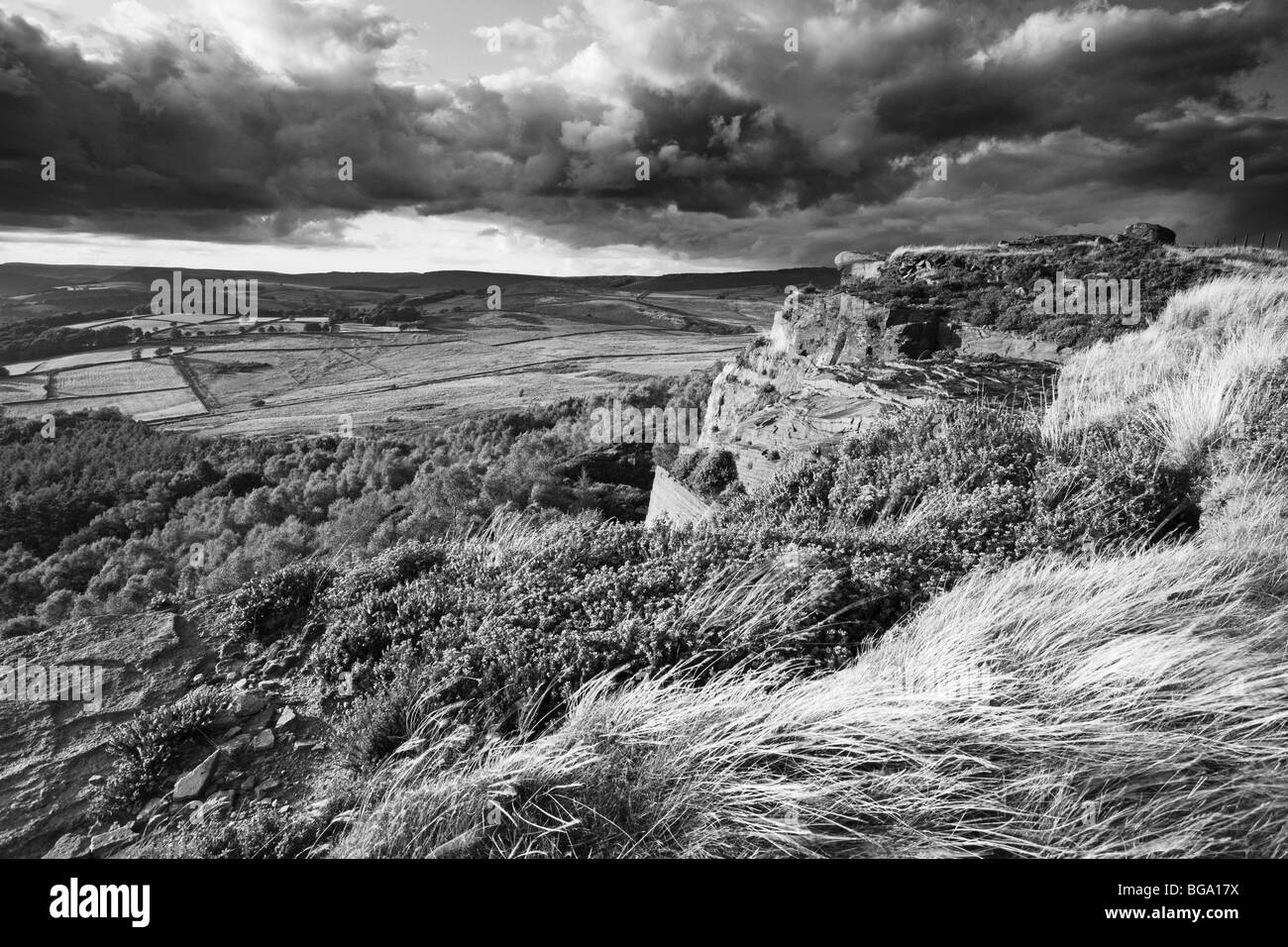 Millstone Edge sur Hathersage Moor, près du village de Hathersage dans le parc national de Peak District, Derbyshire, Angleterre, Royaume-Uni. Banque D'Images