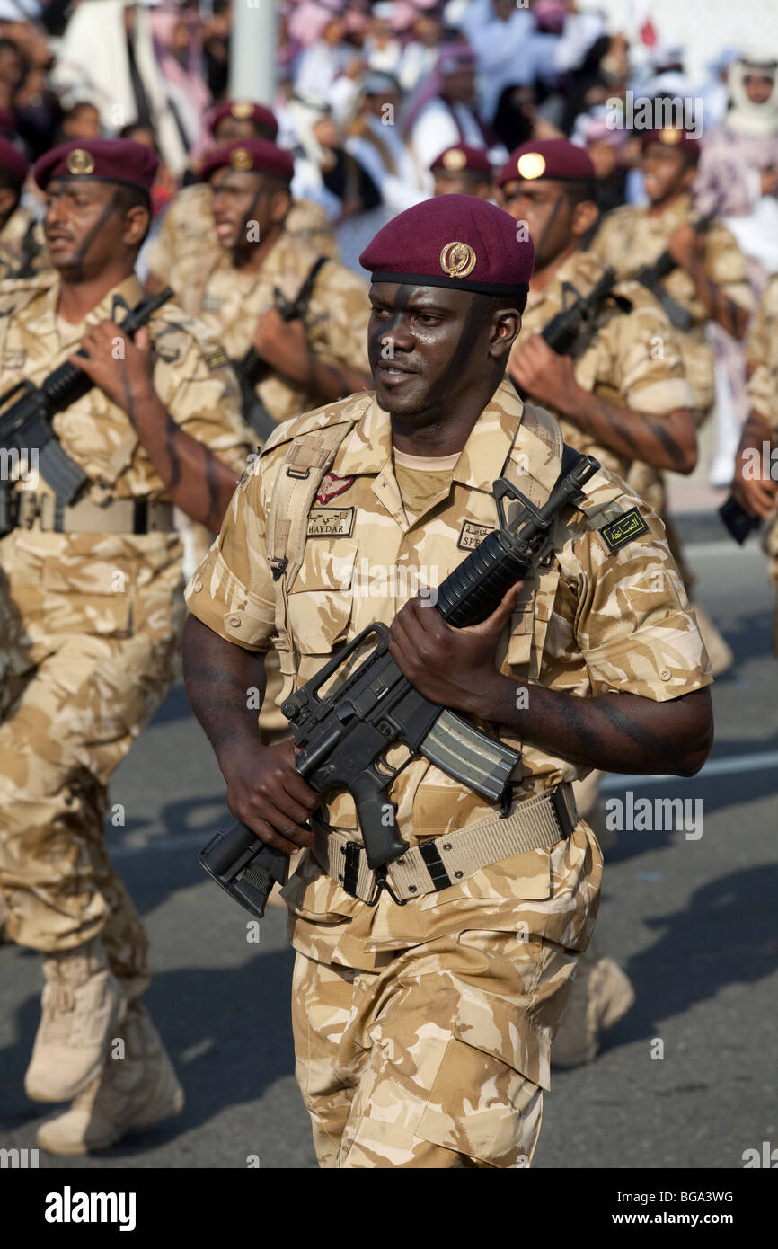 Les forces spéciales du Qatar en mars un défilé à Doha, au Qatar, pour marquer la Fête nationale, le 18 décembre 2009 Banque D'Images