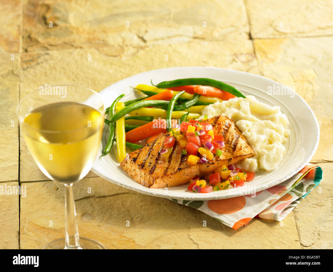 Saumon grillé avec purée de pommes de terre et légumes Banque D'Images