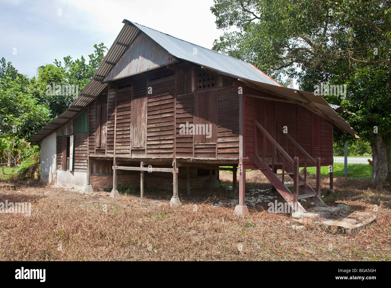 Malais traditionnel en bois maison sur pilotis, la Malaisie Banque D'Images