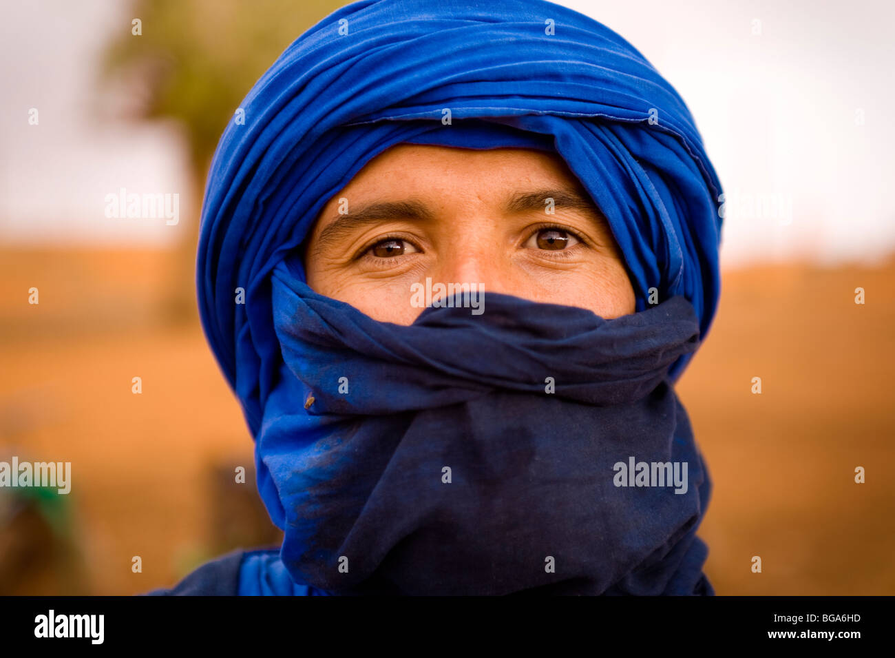 Homme touareg, Erg Chebbi, Vallée de Ziz, désert du Sahara, Maroc Banque D'Images