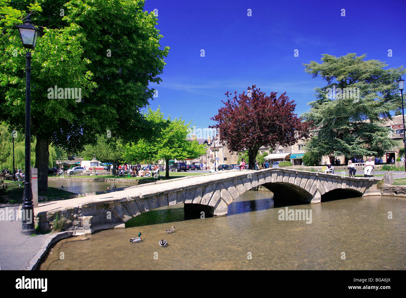 Construit en pierre pont faible rivière Windrush Bourton On The Water village des Cotswolds Gloucestershire England UK Banque D'Images