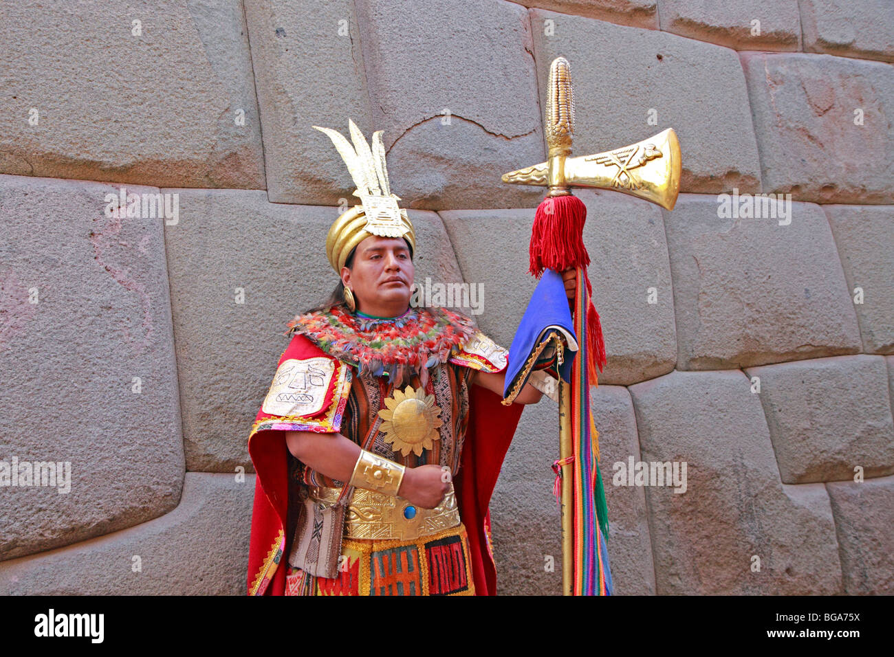L'homme natif agissant comme un guerrier Inca à Calle Hatun Rumiyok, Cuzco, Andes, Pérou, Amérique du Sud Banque D'Images