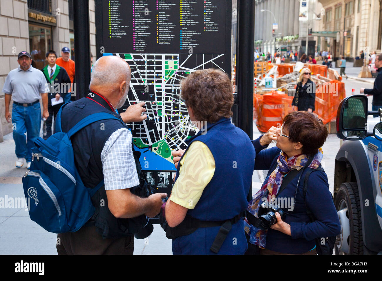 Les touristes européens trouver leur chemin avec une carte dans le centre-ville de Manhattan, New York City Banque D'Images