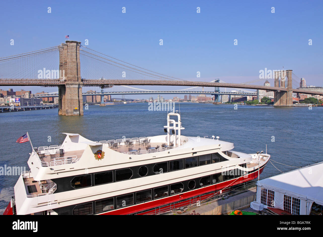 Pont de Brooklyn et Manhattan Bridge vu de South Street Seaport, Manhattan, New York, United States Banque D'Images