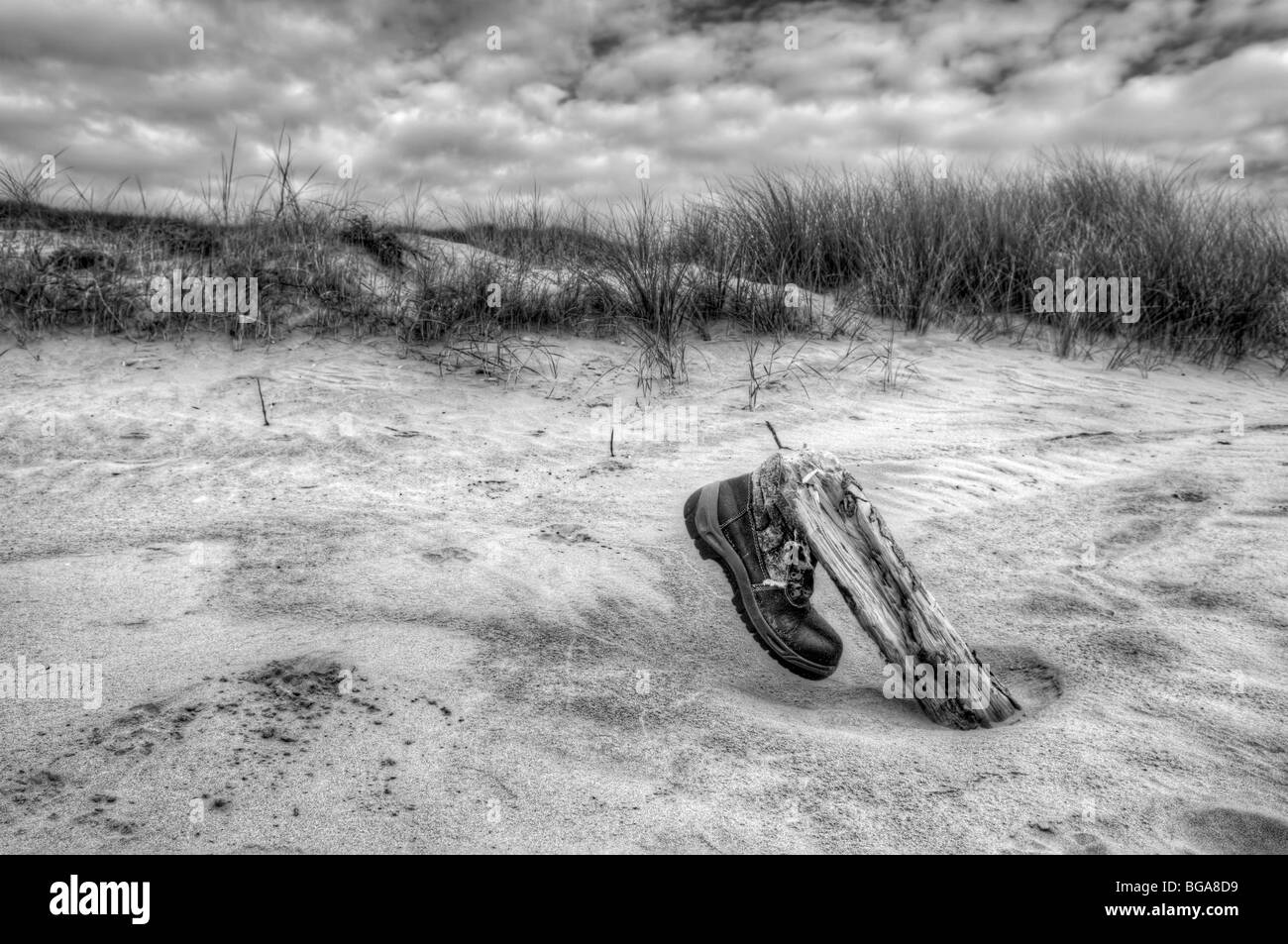 Image en noir et blanc de démarrage marche thats été échoué sur une plage et placés sur du bois flotté à Pembrey, au Pays de Galles Banque D'Images