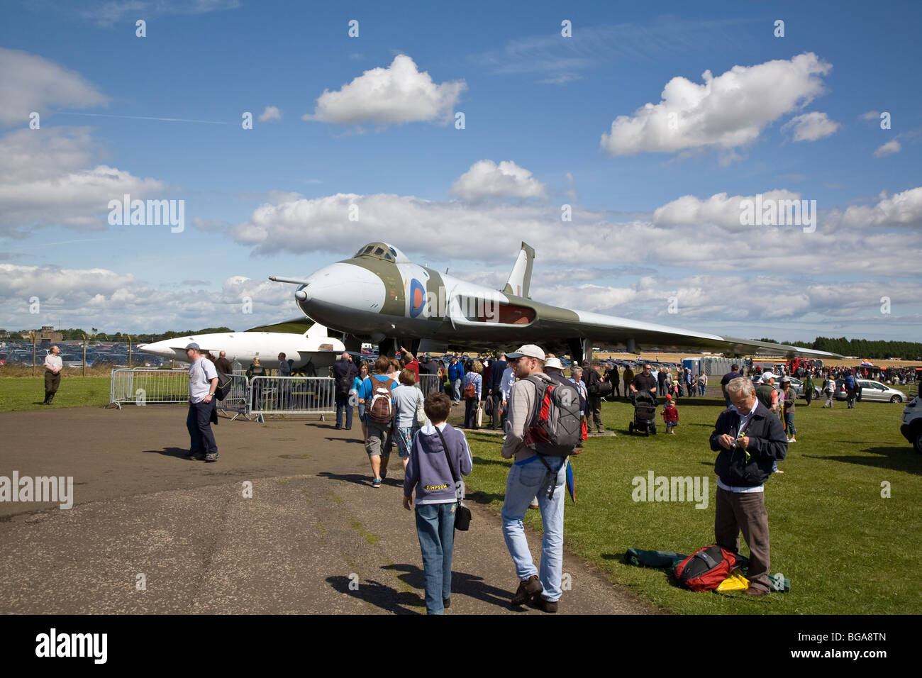 La foule des passionnés autour d'un affichage statique Avro Vulcan B.2A au Musée National de vol, East Fortune, Ecosse Banque D'Images