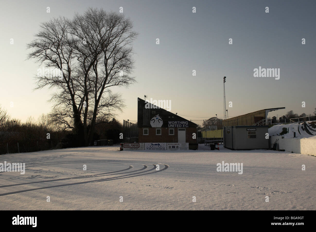 Neige qui recouvre à un club de football amateur. Banque D'Images