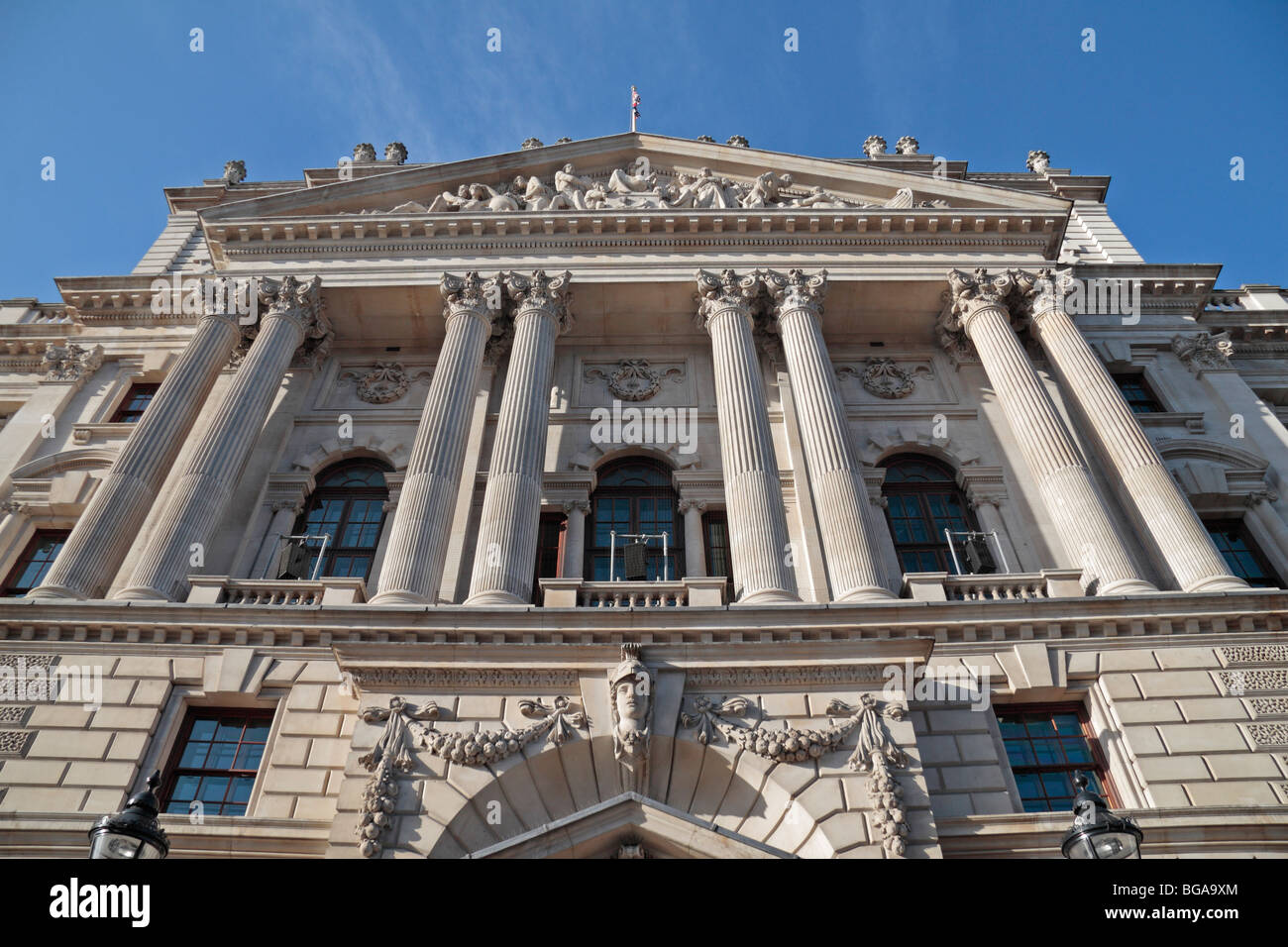 Jusqu'à la sur la façade avant du bâtiment du HM Treasury, Whitehall, Londres, Royaume-Uni. Banque D'Images