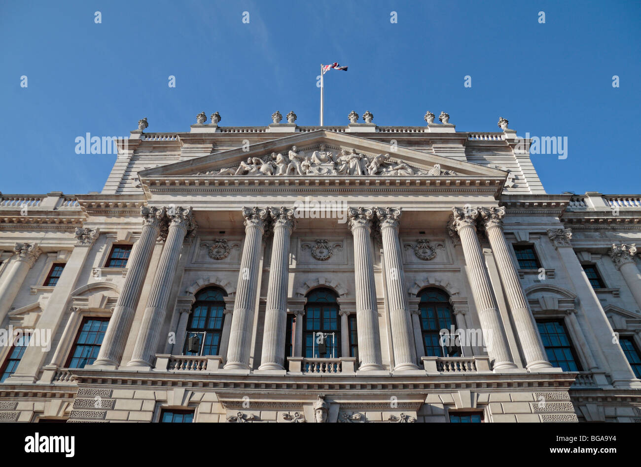 Jusqu'à la sur la façade avant du bâtiment du HM Treasury, Whitehall, Londres, Royaume-Uni. Banque D'Images