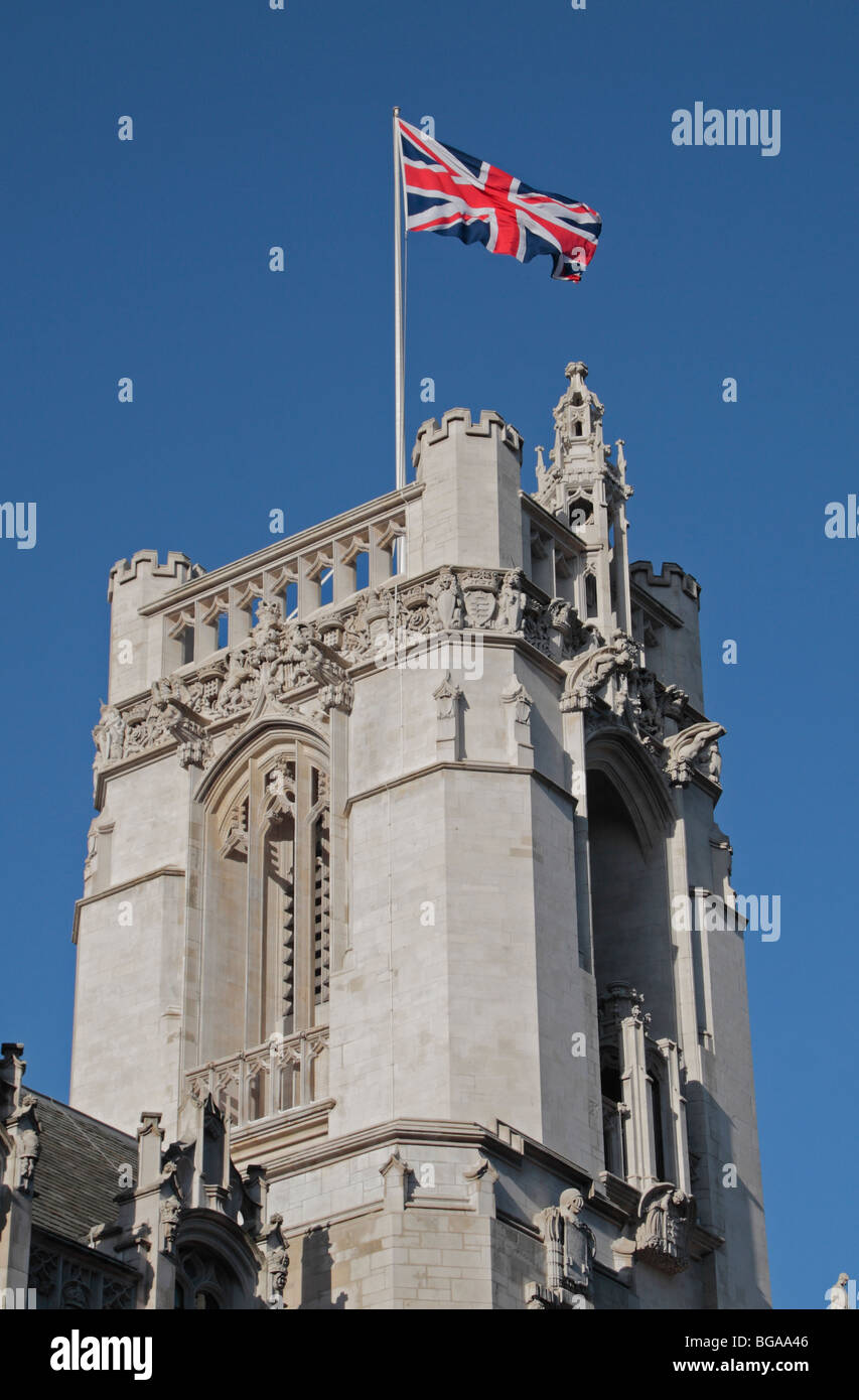 L'Union flag flying au-dessus de la nouvelle Cour suprême du Royaume-Uni à Londres, au Royaume-Uni. Banque D'Images