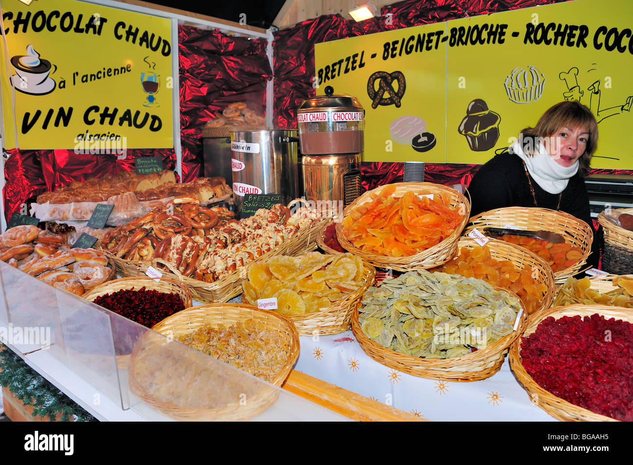 Paris, France, femme, travail de commis vendeur de rue, French food, Marché de Noël, 'Marché de Noël', fruits secs, chocolat chaud Banque D'Images