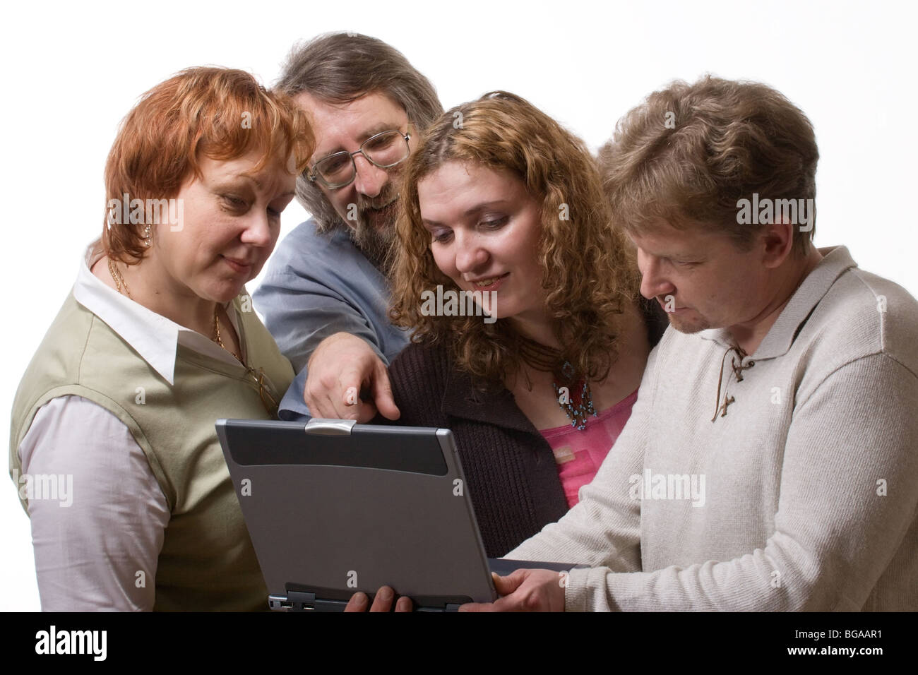 Équipe de quatre business people à l'écran à l'ordinateur portable de sur fond blanc Banque D'Images