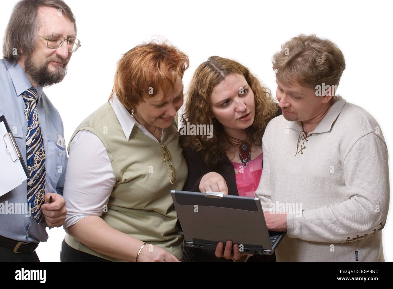 Quatre personnes de l'équipe entreprises et discuter d'une chose à l'écran de l'ordinateur portable à des sur fond blanc Banque D'Images