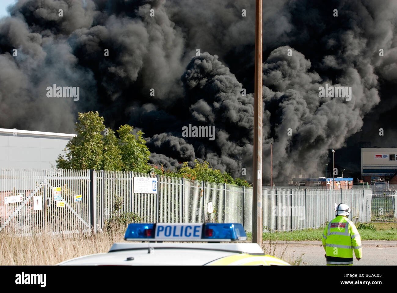 De grands panaches de fumée noire à grande usine / incendie industriel modèle entièrement libéré Banque D'Images