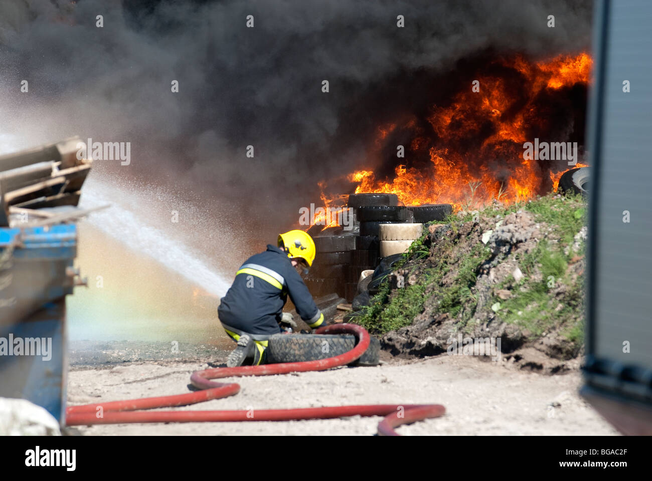 De grands panaches de fumée noire à grand incendie de pneus industriels Banque D'Images