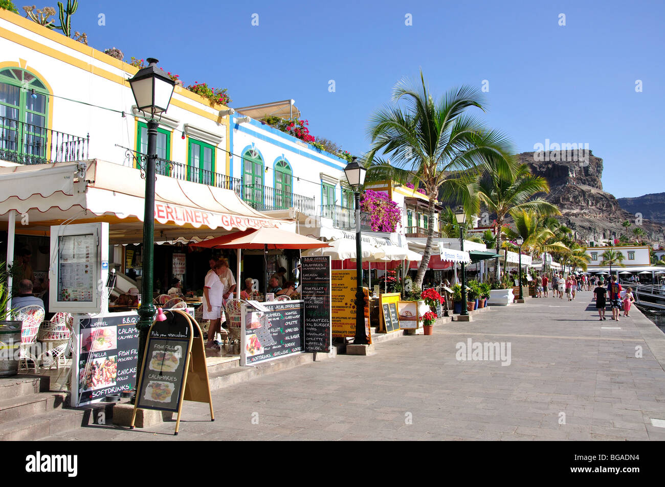 Promenade Harbourside, Puerto de Mogan Mogan, municipalité, Gran Canaria, Îles Canaries, Espagne Banque D'Images