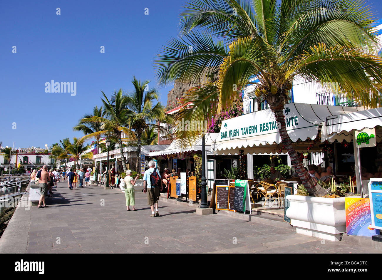 Promenade Harbourside, Puerto de Mogan Mogan, municipalité, Gran Canaria, Îles Canaries, Espagne Banque D'Images