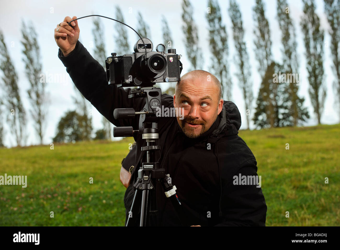Le photographe paysagiste Tony Wainwright avec un appareil photo panoramique 6x17 sur trépied travaillant dans les champs East Sussex. Banque D'Images