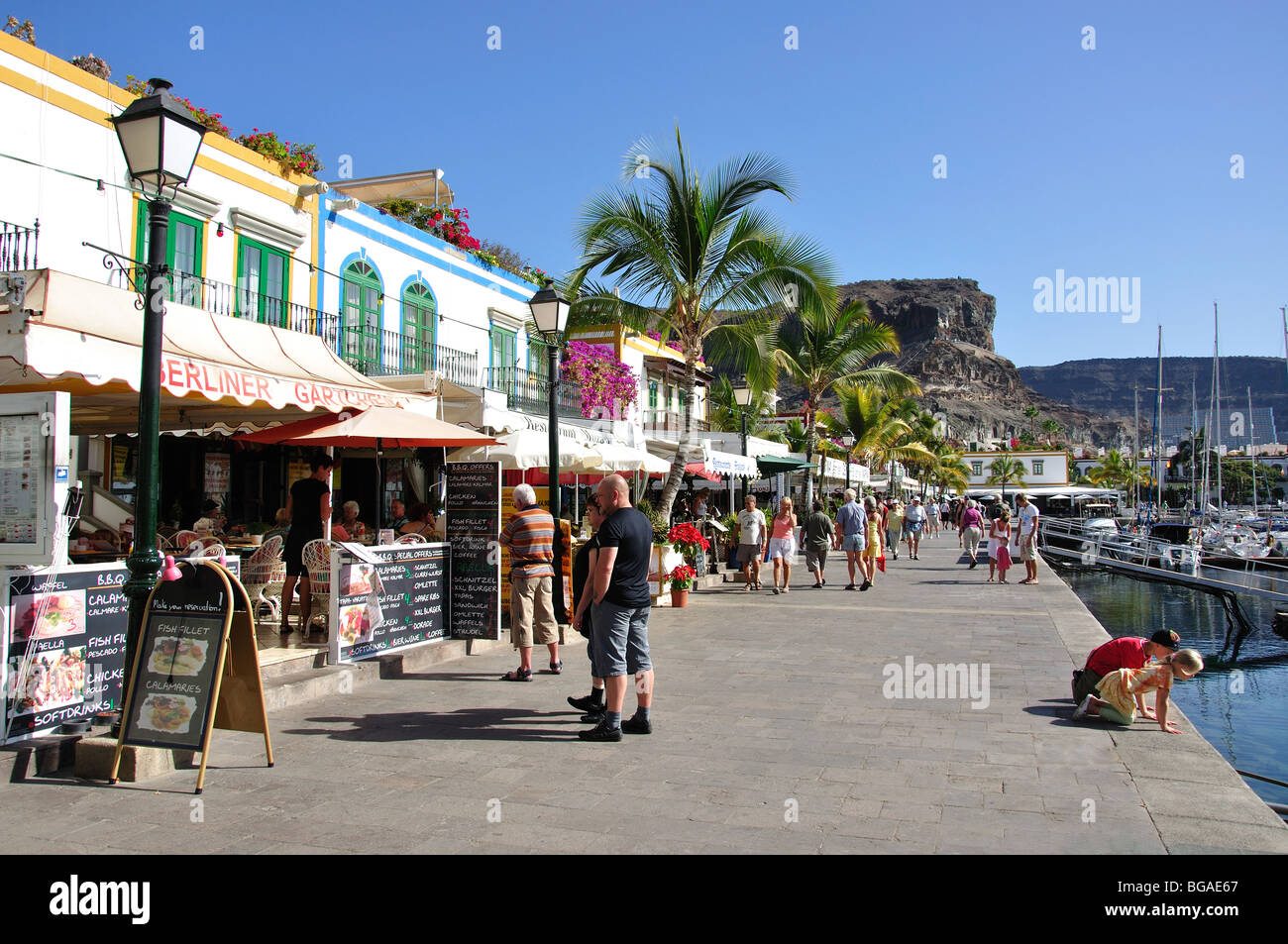 Promenade Harbourside, Puerto de Mogan Mogan, municipalité, Gran Canaria, Îles Canaries, Espagne Banque D'Images