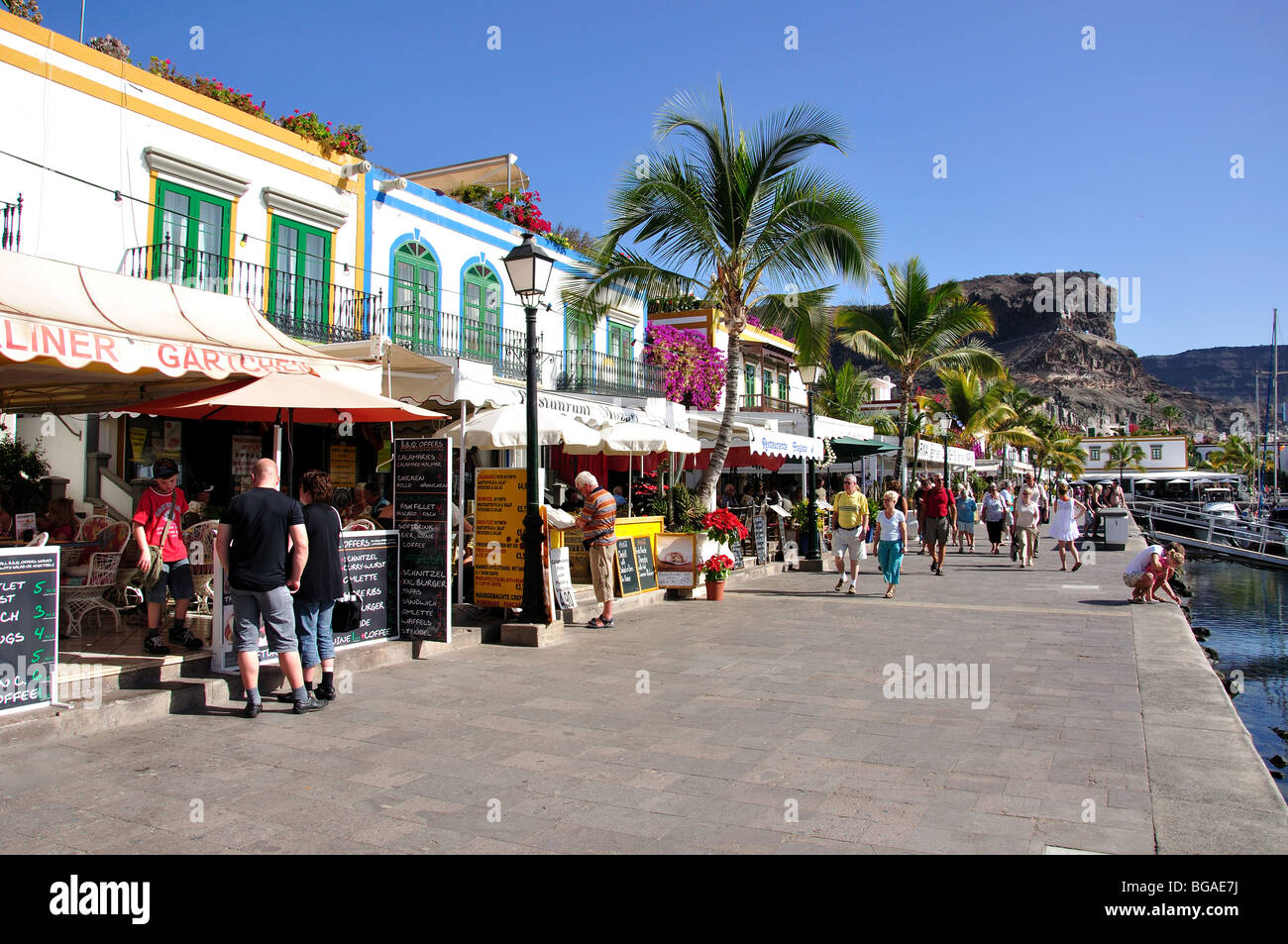 Promenade Harbourside, Puerto de Mogan Mogan, municipalité, Gran Canaria, Îles Canaries, Espagne Banque D'Images
