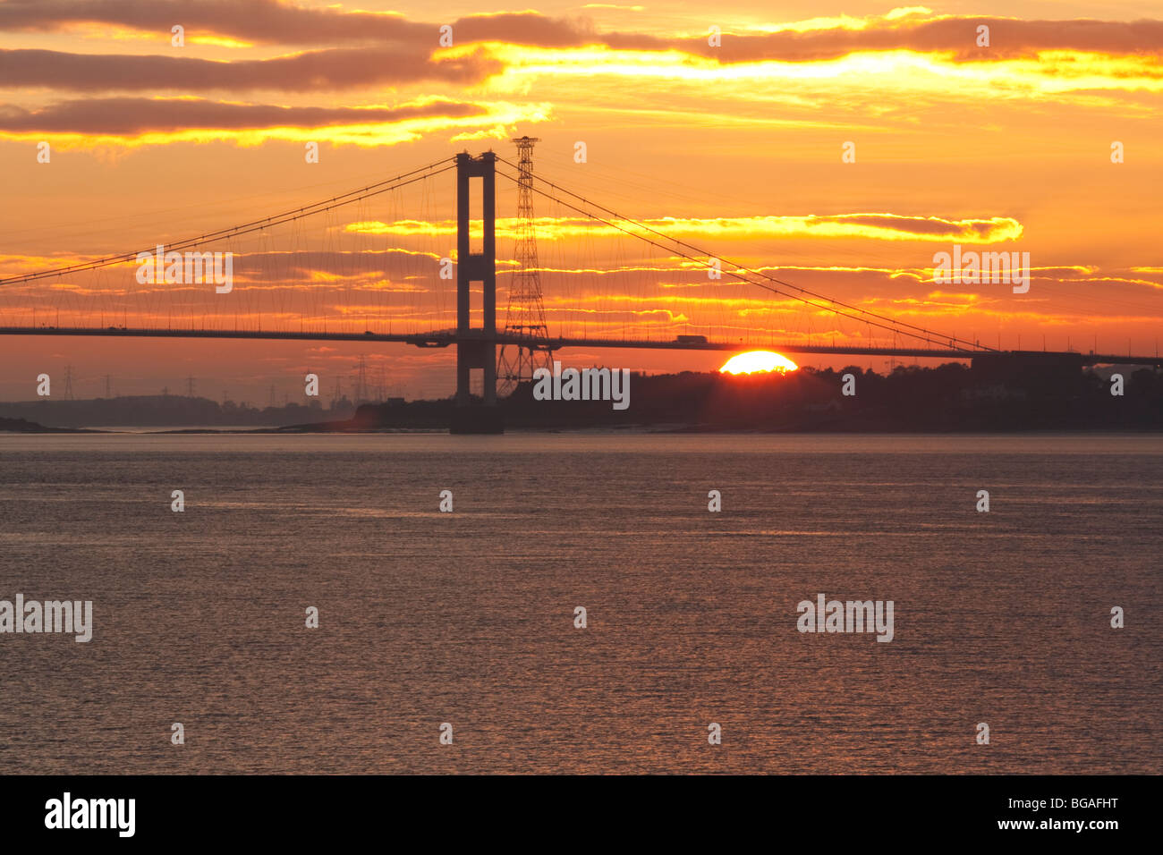 Le soleil se couche derrière la vieille Severn Bridge comme le trafic passe par Banque D'Images