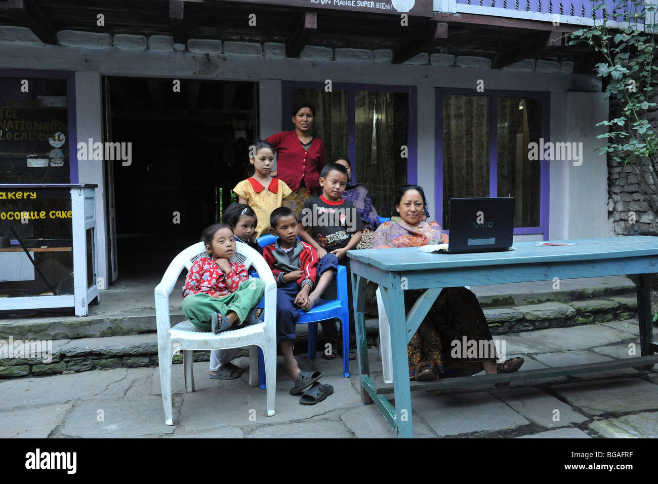 L'Inde, les îles Andaman et Nicobar une famille est assis autour d'un ordinateur portable à la recherche de photos Banque D'Images