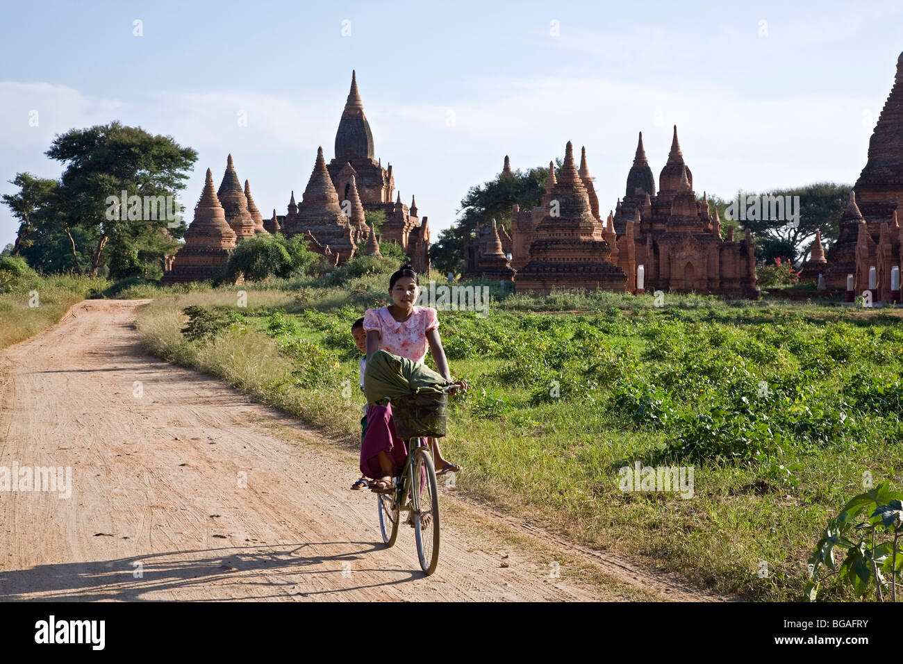 Vélo femme birmane. Bagan. Myanmar Banque D'Images