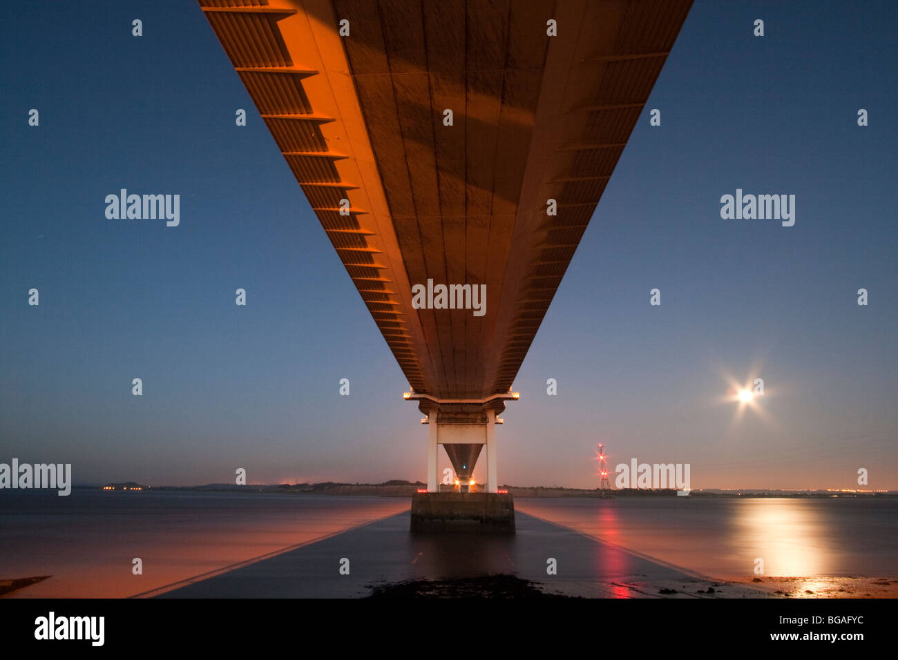 Directement à la à la Severn Bridge at night Banque D'Images